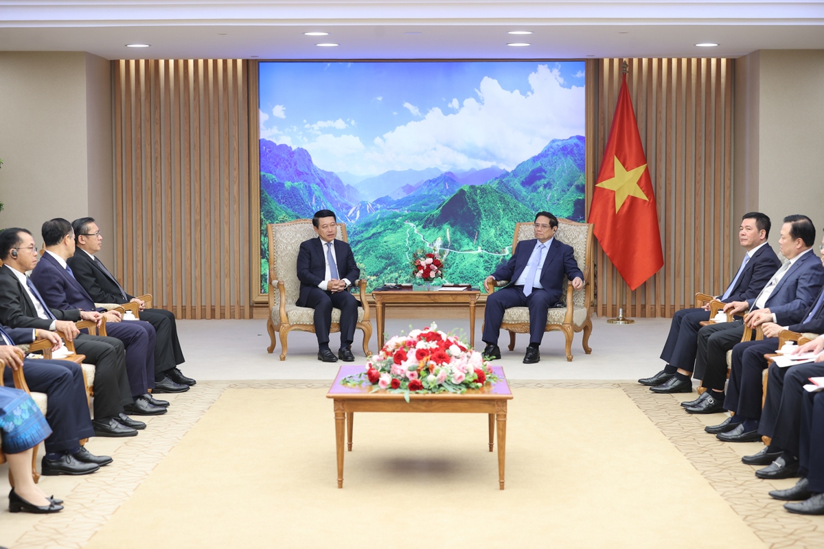 PM Pham Minh Chinh hosts Lao Deputy PM Saleumxay Kommasith